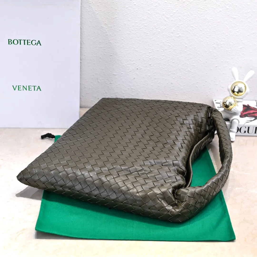 Batch 2160 #Bv New large HOP bag, the bag body and handles are made of a whole piece of woven leather. The bag body is soft and lazy. Hop symbolizes the praise of innovation and eternal craftsmanship [love]. The pyramid silhouette combines practicality and fashion. Modern and casual, the bag mouth is double-sided closed design, more convenient and safe! The cowhide texture also makes the bag more wear-resistant and durable. A must-have for fashionable ladies who like minimalism yet comfortable and casual! Size: 54x24x13, Model: 3970#